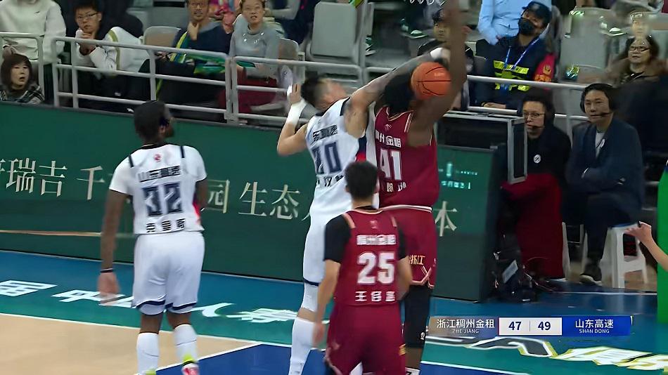 乐鱼官网-惊险1分险胜！CBA杯第1支4强出炉：陈林坚闪耀1战，强硬3分制胜！