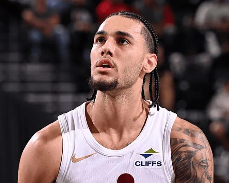 leyu乐鱼-骑士113-109活塞2喜2忧！泰森惊喜，替补攻守兼备，阿伦遭膝伤！