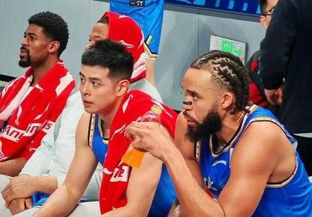 leyu-CBA｜麦基首秀表现中规中矩，举火烧天扣篮令球迷兴奋不已